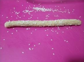 滚上白芝麻。
