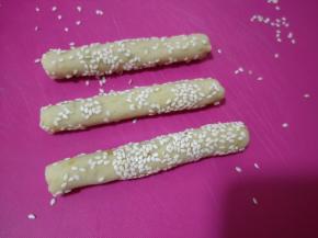 从中间切断，一分为二。