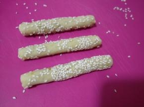 从中间切断，一分为二。