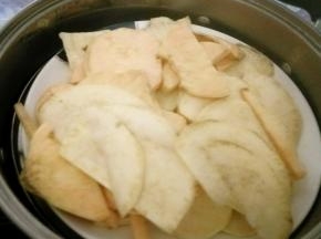 装入盘子里，放蒸锅大火蒸十五分钟。