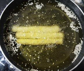 放入油锅，中火炸至表面金黄即可。