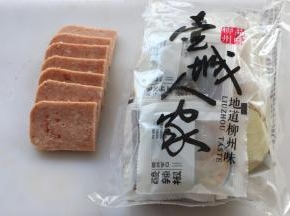 准备食材，午餐肉切片。