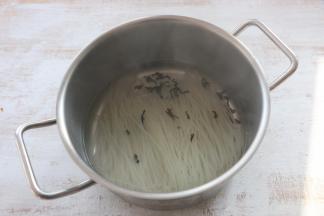 锅内放入适量水，放入米粉和木耳一起煮，米粉比较难熟，多煮一会儿。