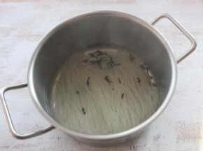 锅内放入适量水，放入米粉和木耳一起煮，米粉比较难熟，多煮一会儿。