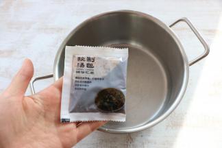 另起一锅，放入料包汤底。