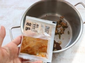 加入酸笋。
