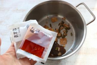 依个人的口味加入适量辣椒油。