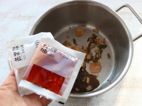 依个人的口味加入适量辣椒油。