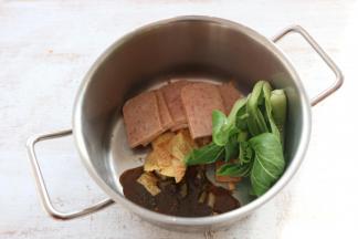 加入午餐肉和青菜。