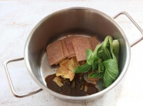 加入午餐肉和青菜。