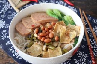 将煮好的汤汁浇入面中即可。