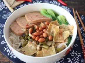 将煮好的汤汁浇入面中即可。