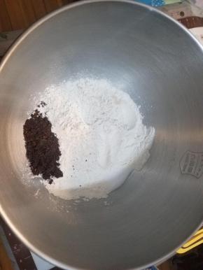 把除葡萄干，核桃，黄油之外的所有材料放入厨师机，揉到光滑有延展性状态。