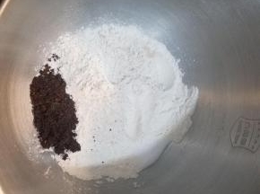 把除葡萄干，核桃，黄油之外的所有材料放入厨师机，揉到光滑有延展性状态。