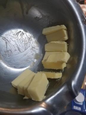 加入黄油揉至能拉出大片薄而韧性的膜。