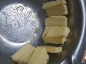 加入黄油揉至能拉出大片薄而韧性的膜。