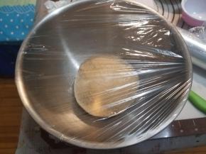 密封发酵至2倍大。用手指沾干面粉戳洞，不回缩不反弹即可。