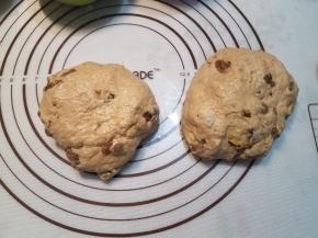 然后把混合好的面团分成2个面团揉圆盖上保鲜膜静置15-20分钟。