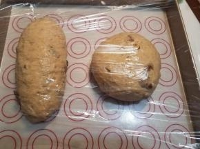 然后用保鲜膜包好后，把面包烤盘放进烤箱，再在烤箱里放一碗热水，发酵到1.5至2倍大。