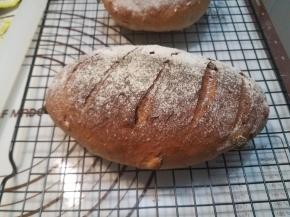 把烤盘放入预热好的烤箱，烤制20分钟左右即可出炉，一款健康好吃的面包就完成了。