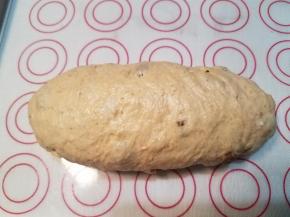 先取出一块面团，把面团擀成长条状后卷起，捏紧收口放入烤盘。