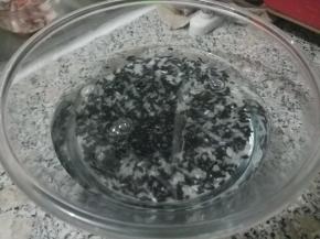 提前将黑米跟大米用清水浸泡1个小时或以上。