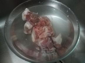 排骨洗净，也用冷水浸泡。