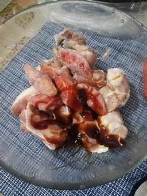 排骨后沥干水分，加入龙虾棒，加入一勺耗油。