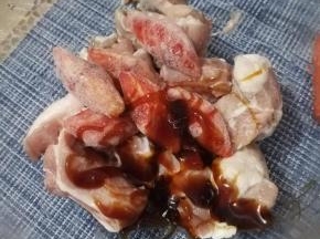 排骨后沥干水分，加入龙虾棒，加入一勺耗油。