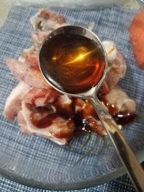 加入黄酒，酱油，食盐，植物油。