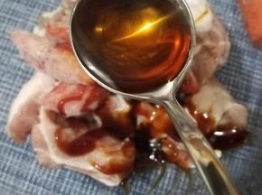 加入黄酒，酱油，食盐，植物油。