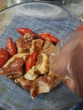 将排骨拌均匀，腌一个半小时或以上。