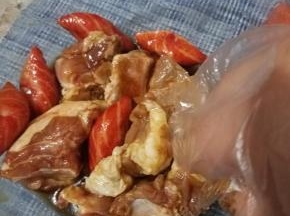 将排骨拌均匀，腌一个半小时或以上。