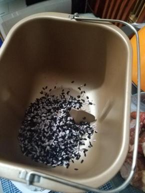 泡好的米沥水后放入到面包机桶内。