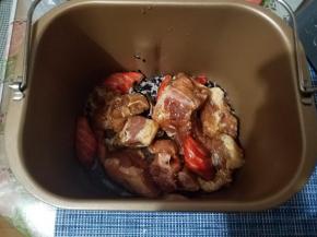 加入水，加入腌制好的排骨。