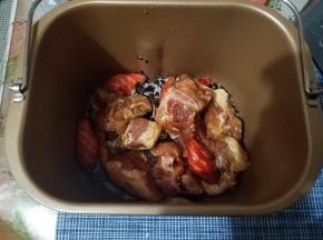 加入水，加入腌制好的排骨。