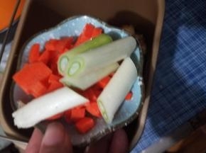 加入葱段和红萝卜。