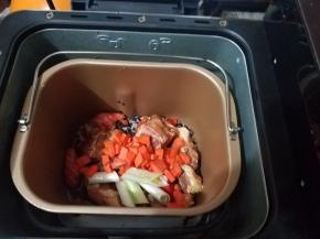 将面包桶放入到面包机内，选择烘烤，时间1小时。