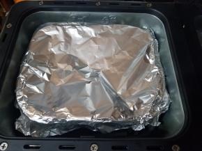 面包桶表面用锡纸封好，时间到了以后继续焖10分钟，然后装盘撒上一点葱绿碎就可以了。