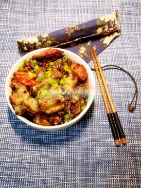 非常简单，营养的黑米版煲仔饭就完成了。