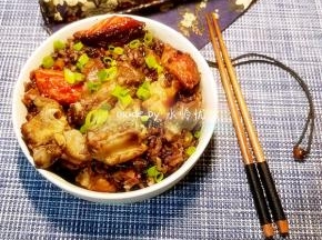 非常简单，营养的黑米版煲仔饭就完成了。