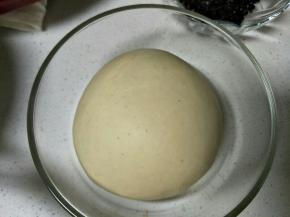 所有主料除黄油外，揉到扩展阶段，加入黄油到完全阶段(可以拉出结实有弹性的薄膜)，在26度左右发酵大约1.5小时(冬天)，夏天40-60分钟，大约1.5-2倍大。