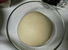 所有主料除黄油外，揉到扩展阶段，加入黄油到完全阶段(可以拉出结实有弹性的薄膜)，在26度左右发酵大约1.5小时(冬天)，夏天40-60分钟，大约1.5-2倍大。