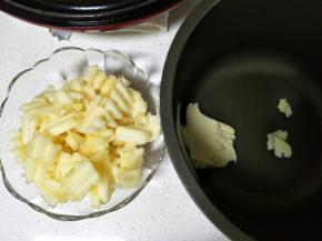 苹果馅:切小块。黄油放入锅中，小火融化黄油到液态，倒入苹果块翻炒。