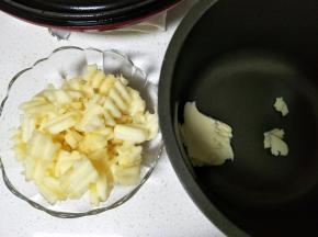 苹果馅:切小块。黄油放入锅中，小火融化黄油到液态，倒入苹果块翻炒。