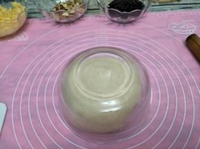 面团发好以后，摁压排气，团圆，醒发10-15分钟。