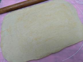 擀开长方形。图一层蛋液。