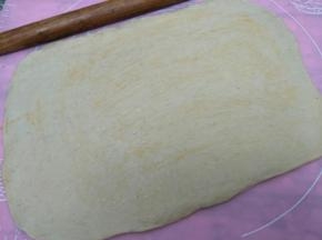 擀开长方形。图一层蛋液。