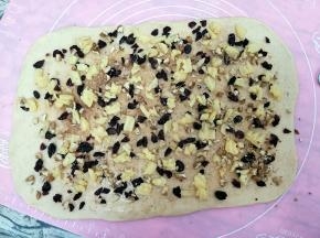 撒上肉桂糖粉，苹果粒，核桃，蔓越莓干。