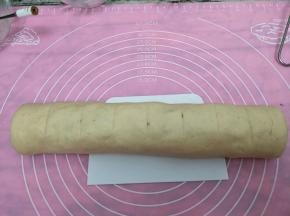 从短的一边卷起。分成8份